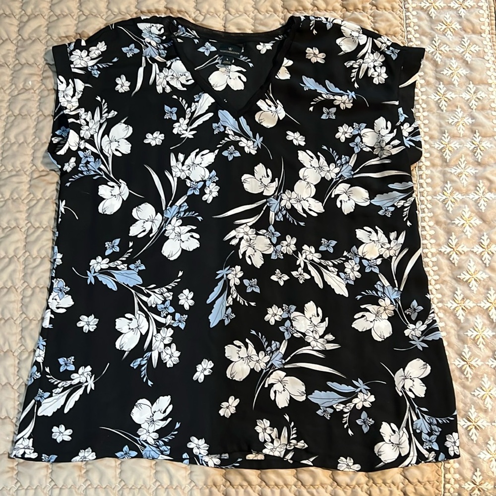 Worthington black white blue floral blouse size L